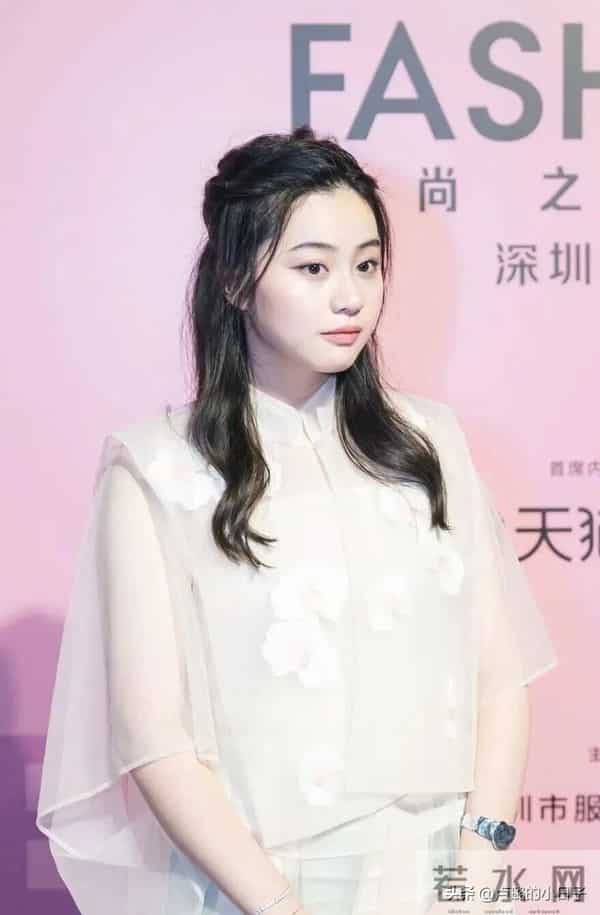 甘比和情敌在较劲，给17岁女儿生日过于低调了！