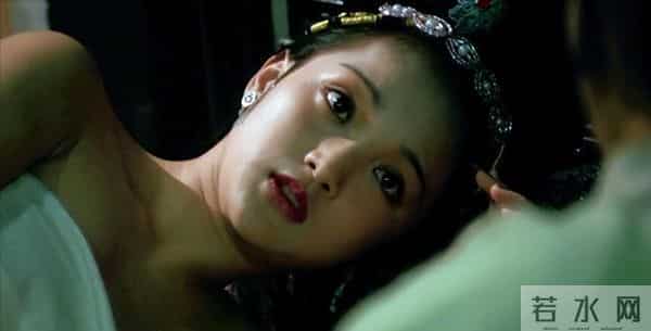 50岁周迅头发花白,瘪嘴模样一脸老态认不出,无儿无女成最大遗憾