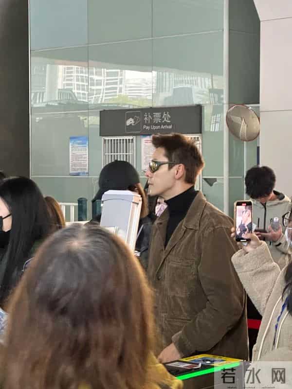 何穗在别墅晒产后美照！腹直肌分离身材未恢复，婆婆落地北京探望