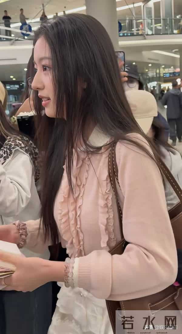 16岁裴佳欣现身机场被偶遇，粉上衣配白短裙，好清纯好可爱