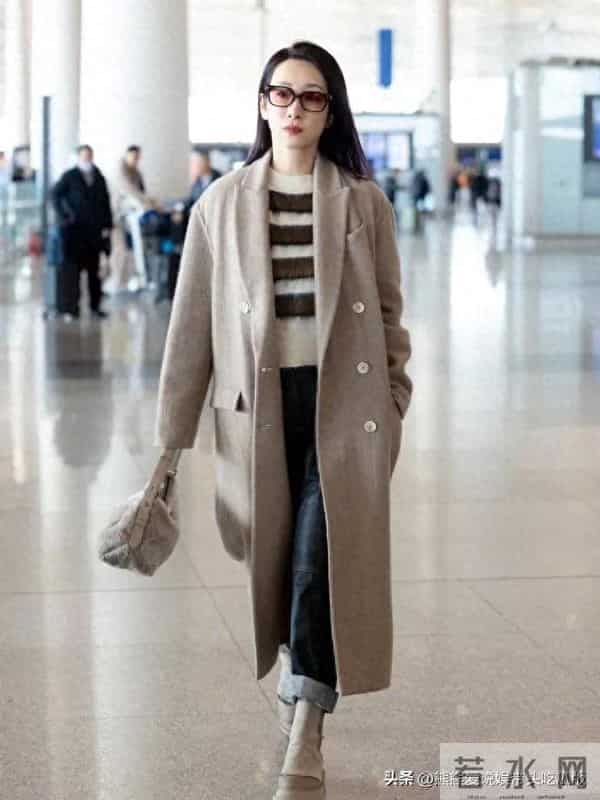 秦海璐真是大婶辈的穿搭标杆！穿大衣+条纹毛衣+直筒裤，时髦高级
