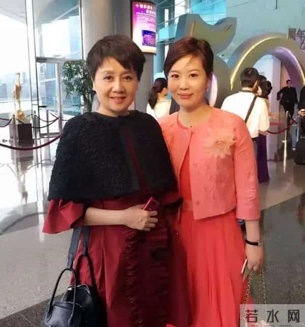 赌王四太梁安琪近况,皮松肉垮骨头突出,马来街头戴礼帽吃路边摊