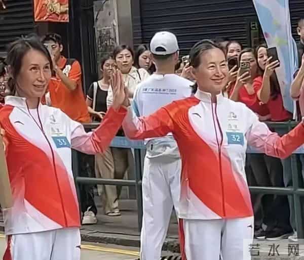 霍启山现身全运会开幕式!清爽干净人气高,和堂弟成家族颜值担当