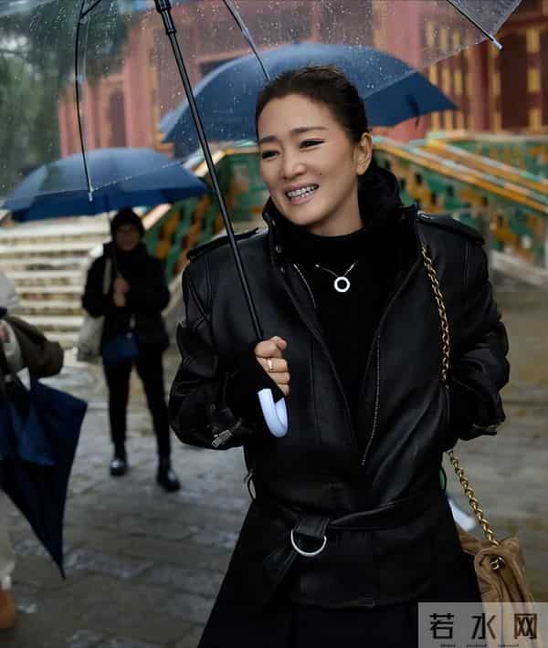 59岁巩俐近况惹人心酸,一头白发尽显老态,给"丁克"们提了个醒