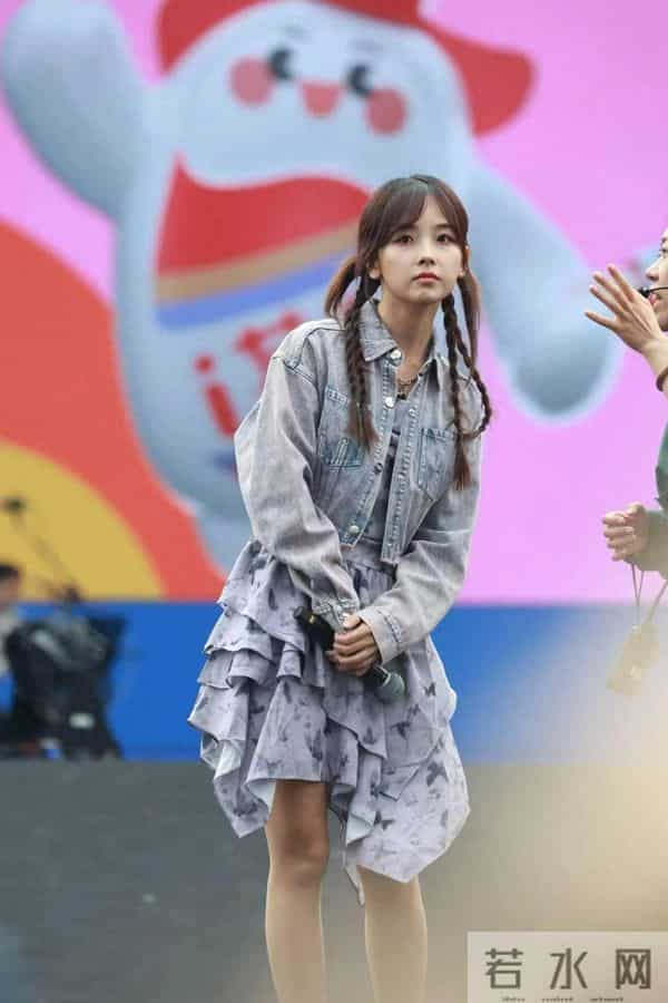 王冰冰怎么这么爱穿肉色丝袜？谁教她的？