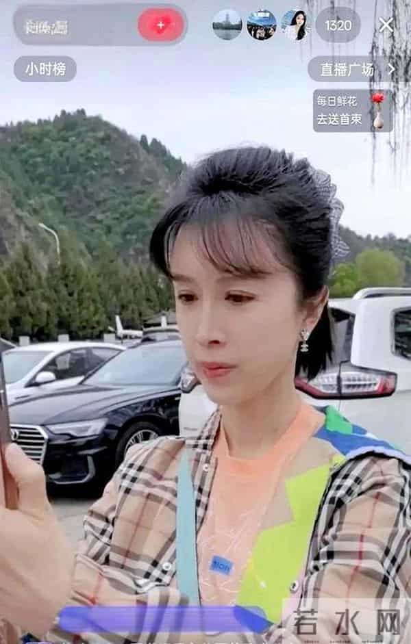 50岁金巧巧被偶遇,网友锐评:奶奶的脸,孙女的头型,少女的身材