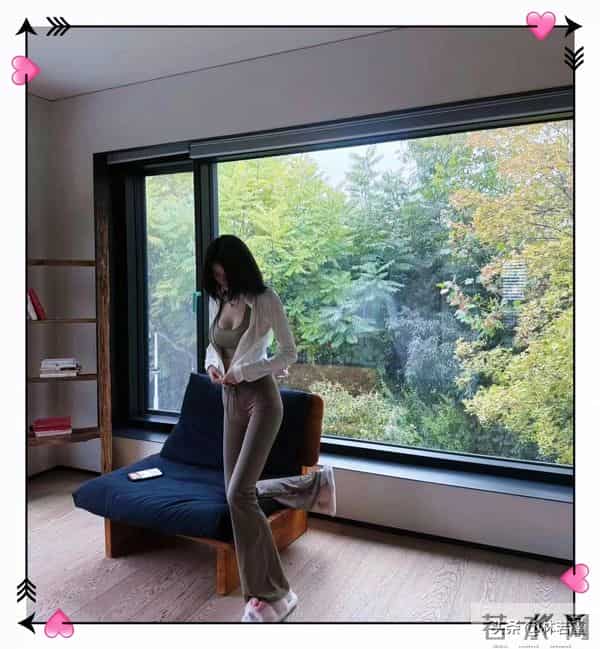 何穗晒产后照片,事业线傲人,引热议,陈伟霆妈妈抵达北京探望!