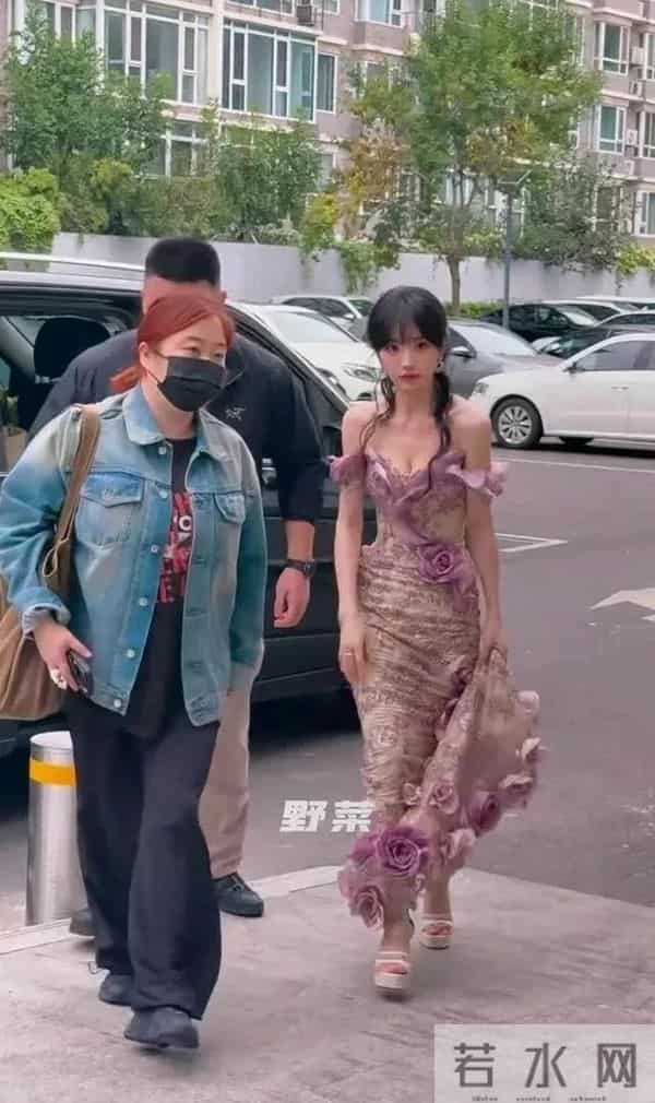 网友街头偶遇田曦薇，身材丰满曲线玲珑，比电视上更好看