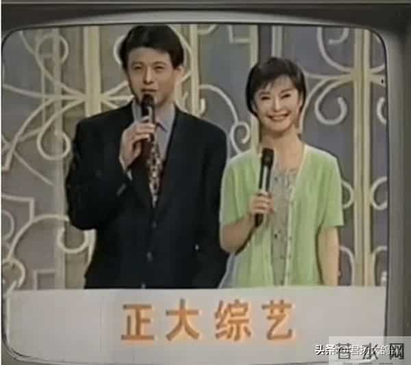 央视一哥和董卿同居6年分手,51岁二婚再娶娇妻,如今60岁大变样