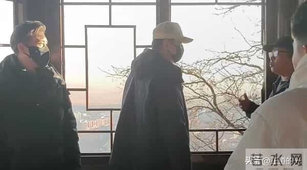 53岁辛柏青有气无力 站立需搀扶 丧妻后似丢了魂 和李乃文再拜大孤山