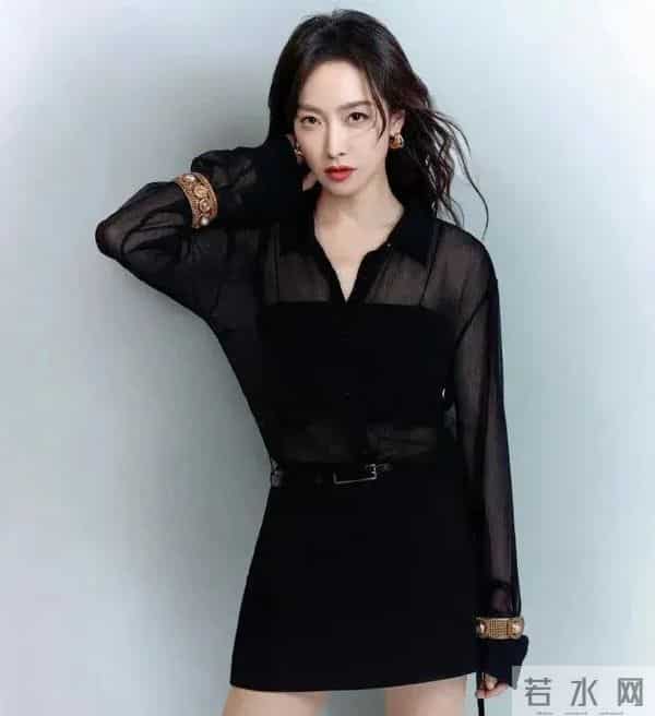 宋茜开始走成熟“御姐风”,黑透视上衣+短裙长靴子,女人味十足