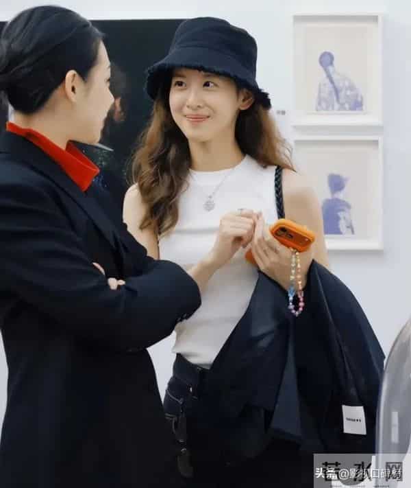 章泽天现身日本机场,休闲打扮,刘强东幽默地说:把我拍好看一点