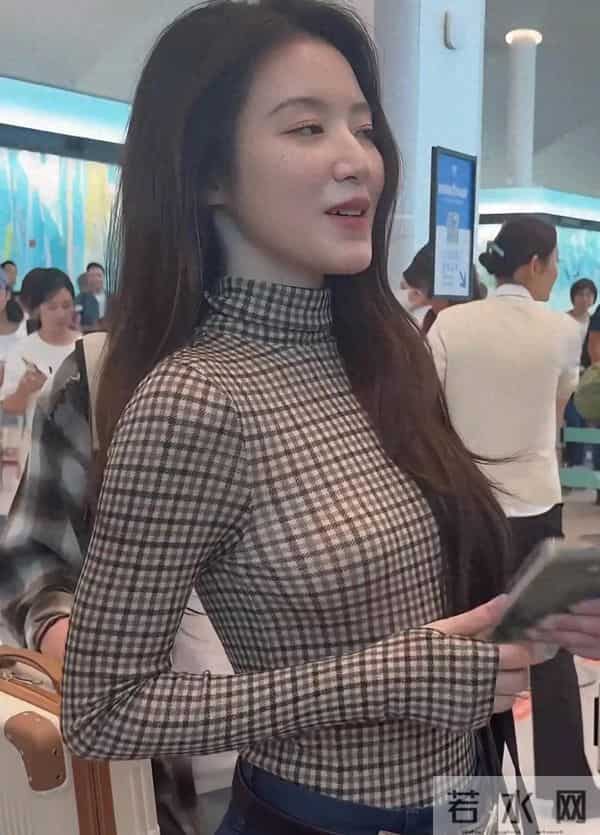 叶舒华现身机场,简单上衣轻松穿出好身材!