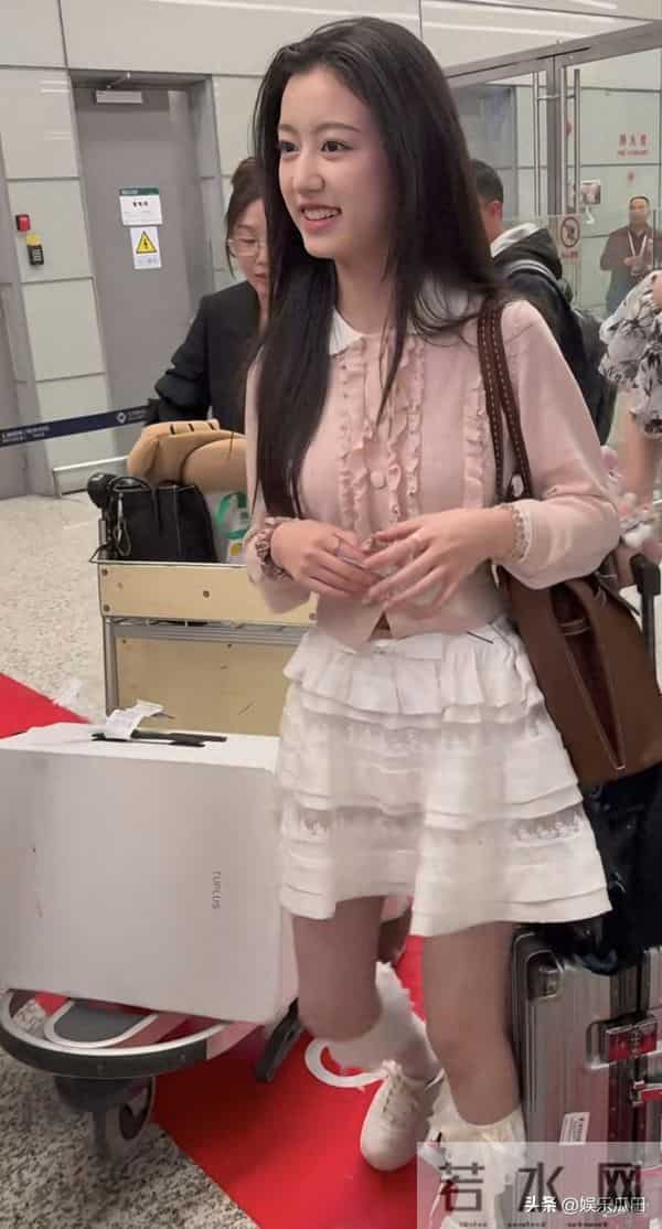 16岁裴佳欣现身机场被偶遇，粉上衣配白短裙，好清纯好可爱