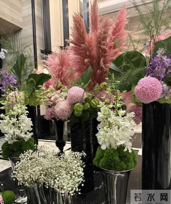 李湘回湖南老家!父母住大别墅,客厅堆满鲜花,她反而不敢露脸!