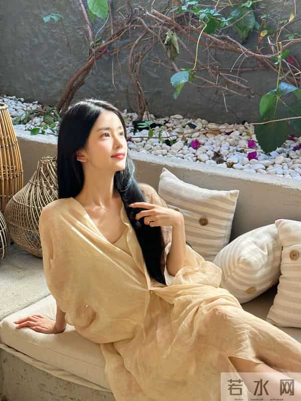 潘敏度假穿比基尼泡温泉,这真养眼