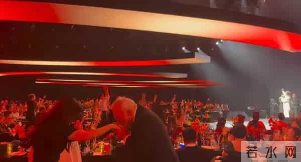 这一夜,巩俐头发白了,朱珠和卡地亚高层跳舞,郭晶晶盘发贵气