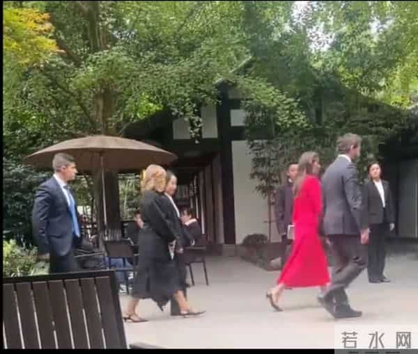 西班牙王后穿红裙游玩成都望江楼,51岁气场依旧惊艳,优雅迷人