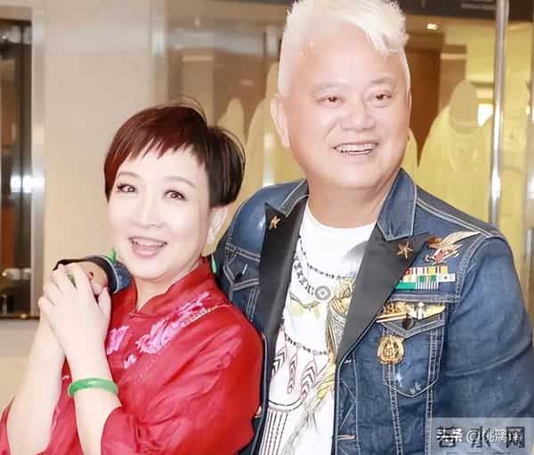 一见钟情步入婚姻,相守45年不离不弃,无法生育没有孩子也很幸福