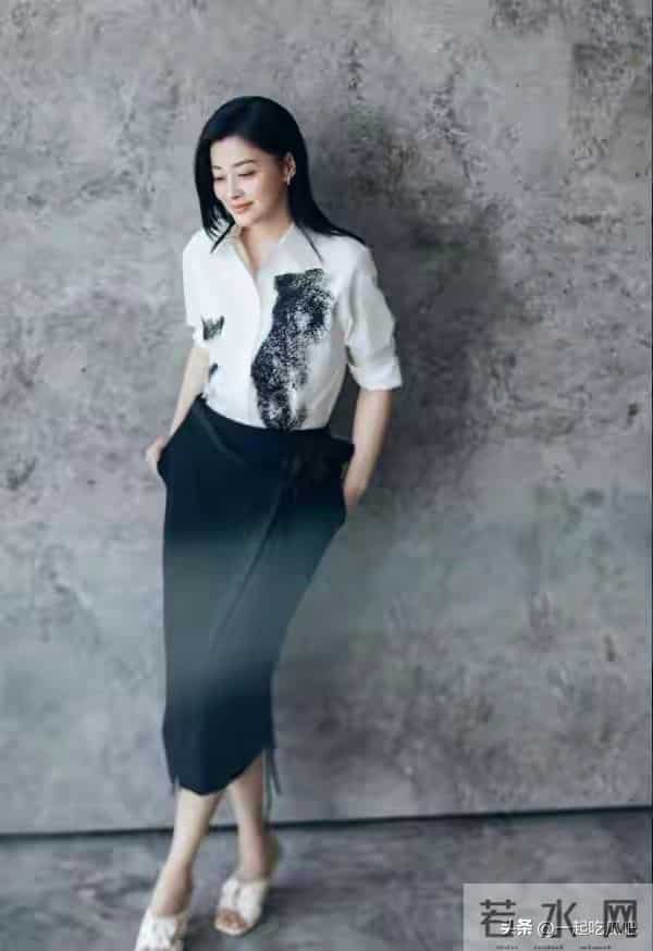 50岁梅婷新剪了波波头年轻25岁,穿毛衣+阔腿裤,美得像换了个人