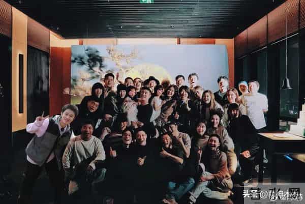 陈赫40岁生日合影惹争议，拍照没朝向老婆，与另一异性更像一家人