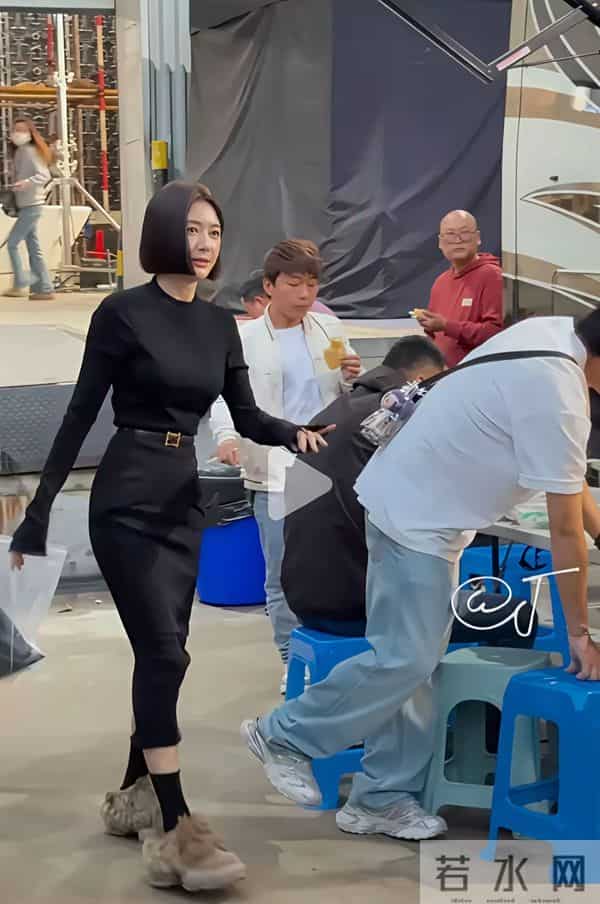 秦岚变化太大了,胸很大,腰很细,臀部很大,身材有点像芭比娃娃