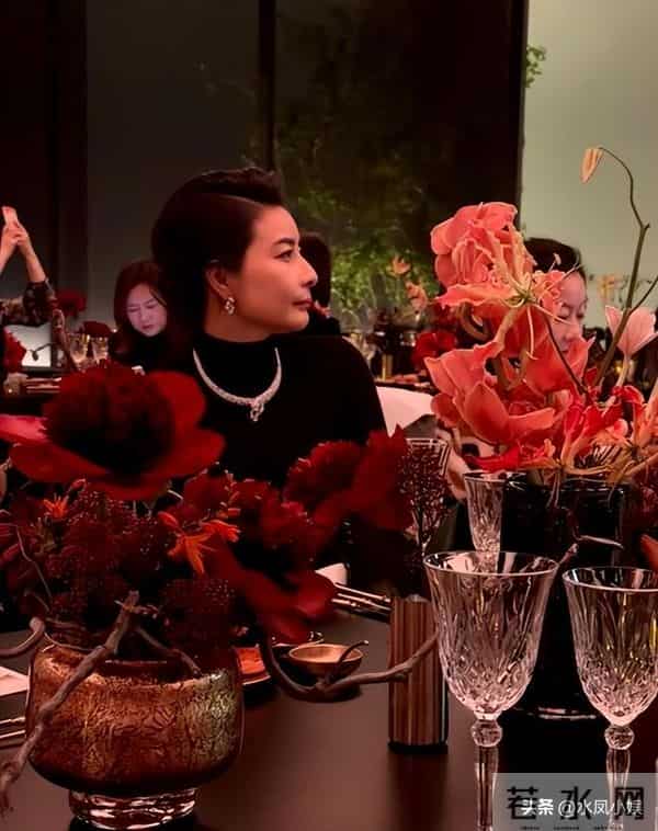 北京这一夜，郭晶晶用“全裹”造型，给了内娱女星一记优雅的耳光