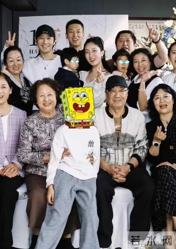 黄晓明一家4口参加生日宴!小海绵被奶奶搂在怀中,长腿溢出屏幕