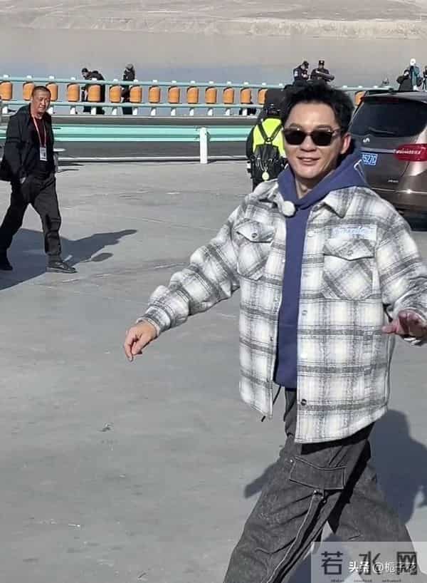 李晨在新疆白沙湖被偶遇,他穿着格子衫 戴着墨镜,走路带风好帅气