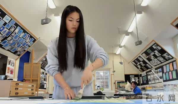 16岁王诗龄晒留学日常,住宿舍周末还在学习,瘦下来五官好像李湘