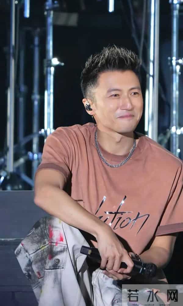 上海近距离见到谢霆锋被他迷住了,不化妆素颜也超帅就是个子不高