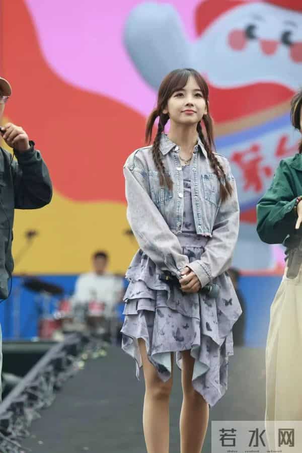 王冰冰怎么这么爱穿肉色丝袜？谁教她的？