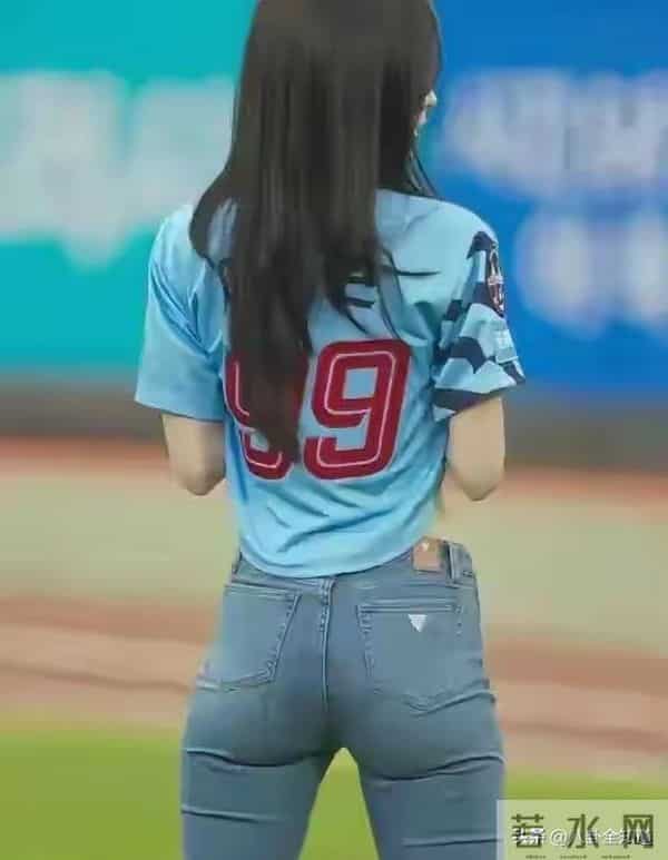 崔乂园：紧身牛仔裤，这身材也太好了吧