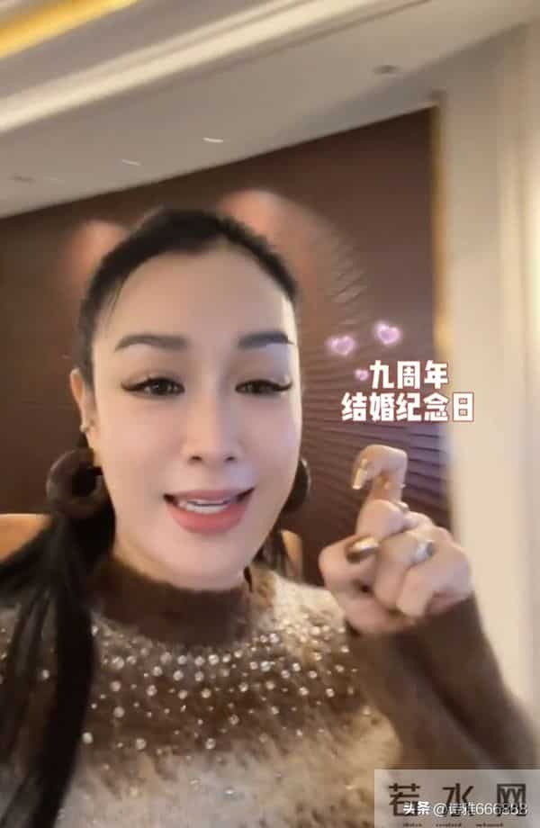 55岁钟丽缇和小12岁张伦硕庆祝结婚九周年,喝交杯酒亲吻甜蜜如初