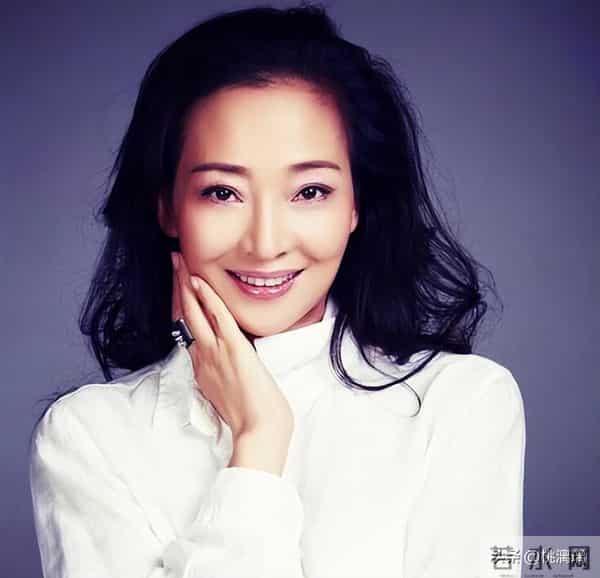 与前夫分开后,一个把儿子拉扯长大,如今与母亲相依为命生活幸福