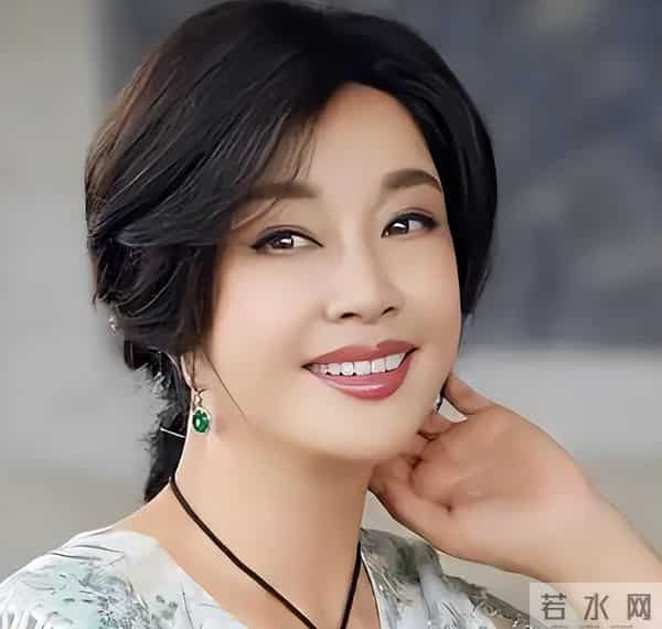 75岁刘晓庆身体这么好的原因，竟然是吃肉！