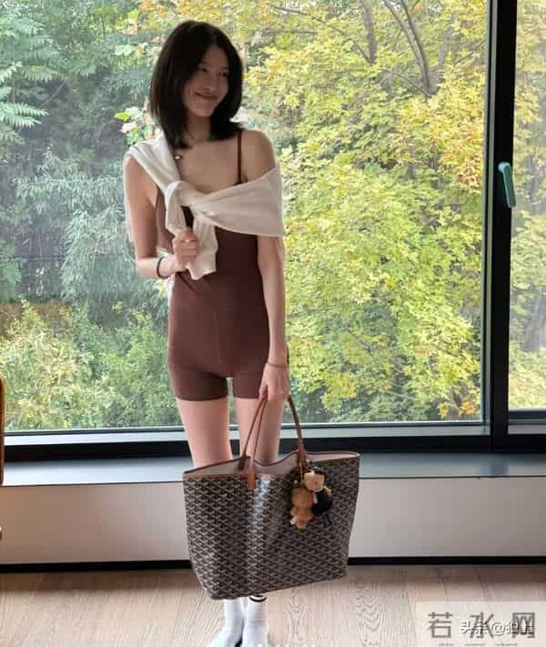 36岁何穗生子后首秀照,穿紧身服小腹紧实平坦,哪像生过孩子的?