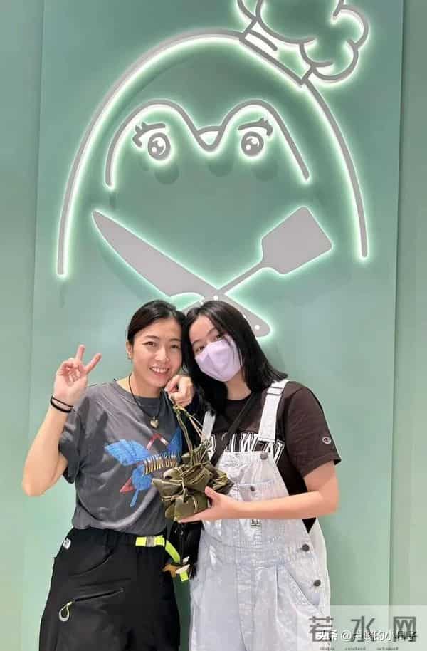 甘比和情敌在较劲，给17岁女儿生日过于低调了！