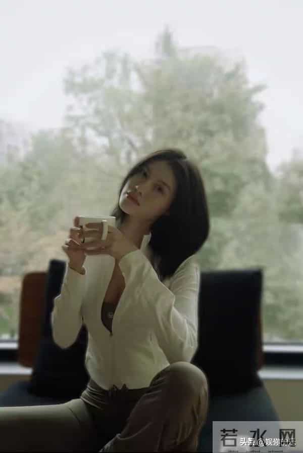 陈伟霆亲自接妈妈来京探望孙媳,摸脸好宠溺!对何穗很满意!