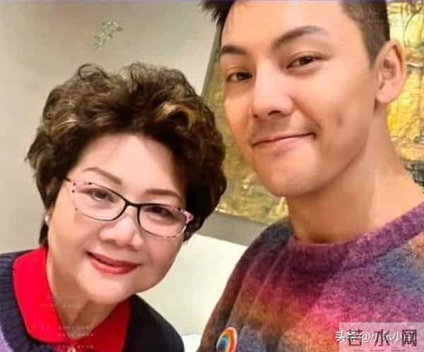 陈伟霆机场接妈妈 何穗穿情侣装首晒照迎婆婆 官宣后婆媳首聚超温馨