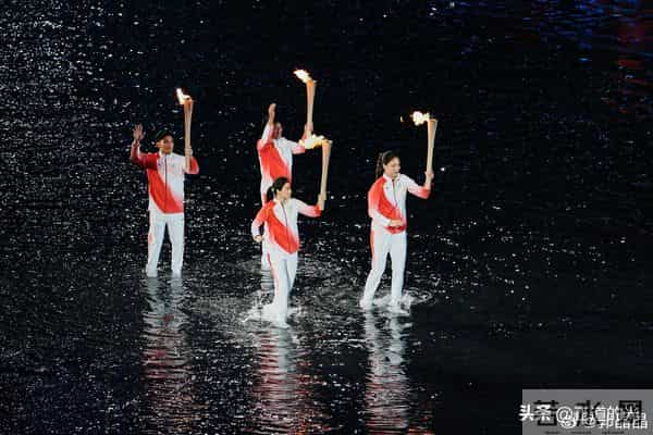 霍震霆称郭晶晶全运会火炬手没有告诉自己 一提儿媳就笑得合不拢嘴