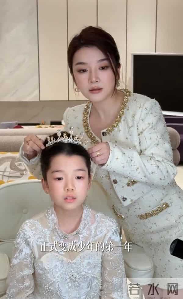 吴雅婷和前夫为女儿庆生,正式告诉儿女已离婚,唯伊心疼妈妈大哭