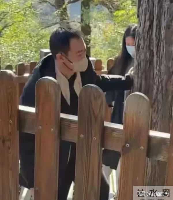 53岁辛柏青有气无力 站立需搀扶 丧妻后似丢了魂 和李乃文再拜大孤山