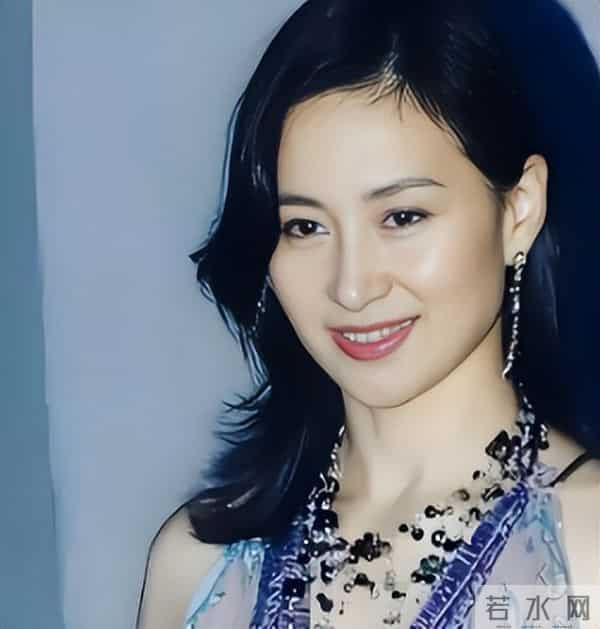 何猷君也没想到，自己63岁的大姐何超琼，竟还能再为赌王家族争光