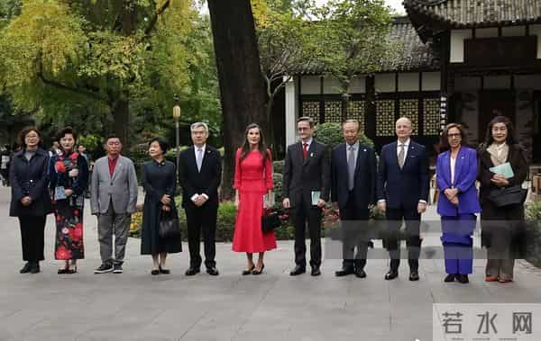 西班牙王后穿红裙游玩成都望江楼,51岁气场依旧惊艳,优雅迷人