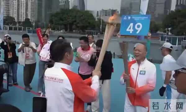 霍家五代人齐聚全运会,霍启山休闲穿搭抢镜,颜值逆天人气高,