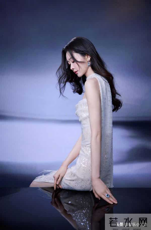 宋轶最新活动照,一袭白色薄纱羽毛裙,布灵布灵的,美得不可方物