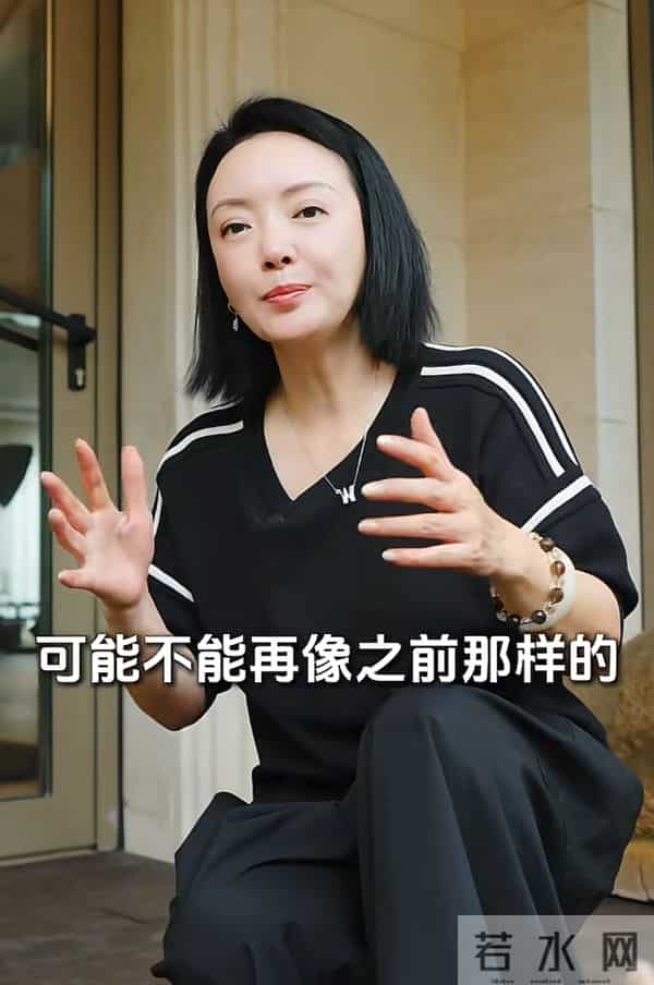 破产后，王中磊搬新家还住别墅，院子稀稀拉拉，老婆叹回不到以前