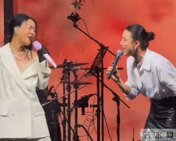 巩俐、那英、宋佳三位“女王”同台！那英邀宋佳合唱，宋佳大大方方惊艳开嗓，巩俐在台下听得陶醉