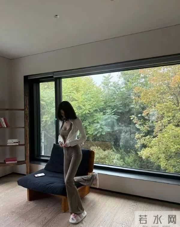 何穗官宣生子后晒瑜伽服照:小腹平坦,四肢纤细;网友赞 “不愧是超模”